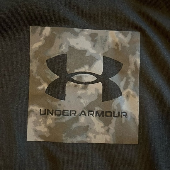 🆕 Men’s Under Armour Camo Logo Short Sleeve Tee Black Size 2XL - Picture 2 of 6